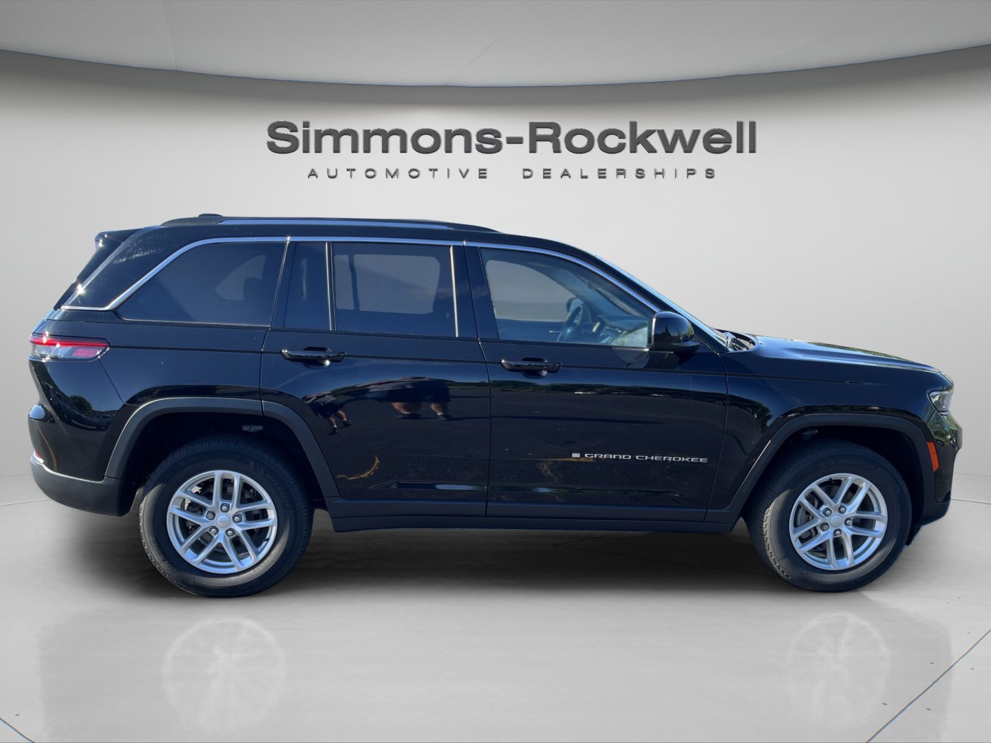 Used 2023 Jeep Grand Cherokee Laredo X AWD/4WD image 6