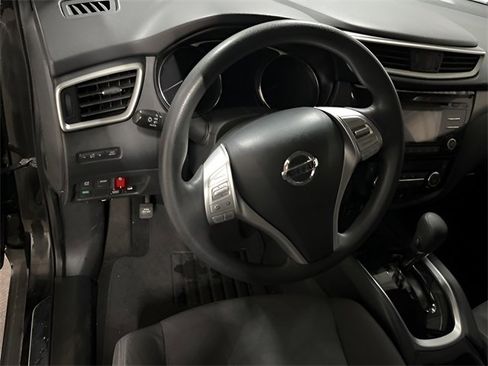 Used 2016 Nissan Rogue SV image 18
