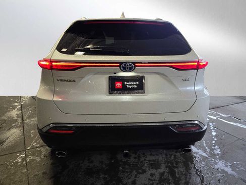 Used 2023 Toyota Venza XLE image 4
