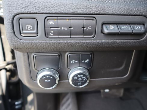 Used 2021 GMC Yukon XL Denali image 21