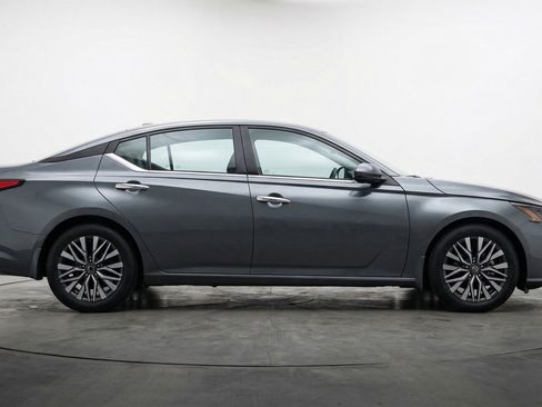 Used 2025 Nissan Altima 2.5 SV image 11