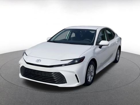 Used 2025 Toyota Camry LE image 4