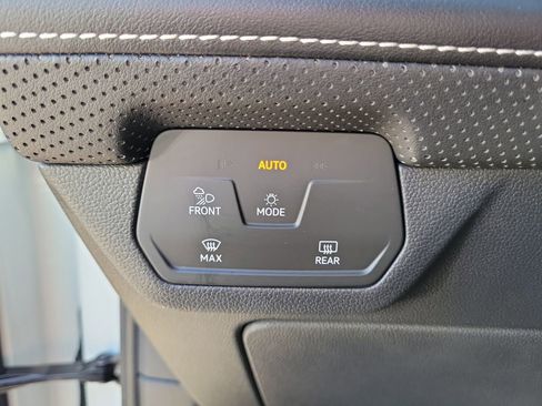 Used 2024 Volkswagen Atlas SE w/ Panoramic Sunroof Package FWD image 23