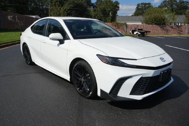 Used 2025 Toyota Camry SE FWD image 1