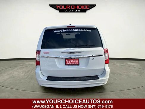 Used 2016 Chrysler Town & Country S image 6