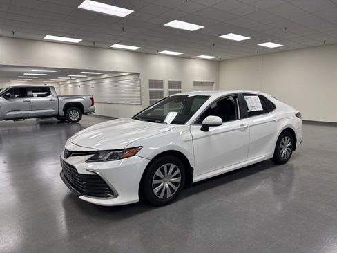 Used 2022 Toyota Camry LE image 3