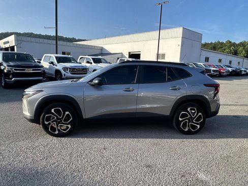 Used 2024 Chevrolet Trax RS w/ Sunroof Package FWD image 4