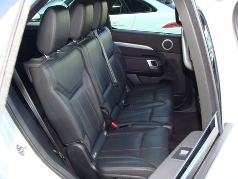 Used 2020 Land Rover Discovery Landmark image 12