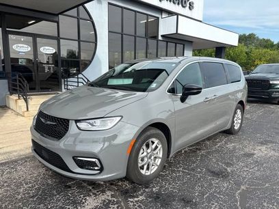 Used 2025 Chrysler Pacifica Select