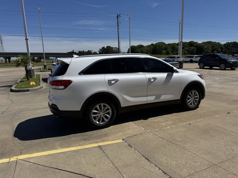 Used 2017 Kia Sorento LX w/ LX Convenience Package image 11