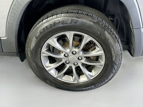Used 2020 Jeep Cherokee Latitude Plus w/ Cold Weather Group AWD/4WD image 29