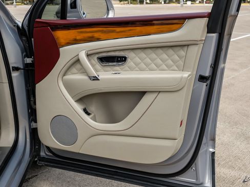 Used 2020 Bentley Bentayga Plug-In Hybrid AWD/4WD image 85