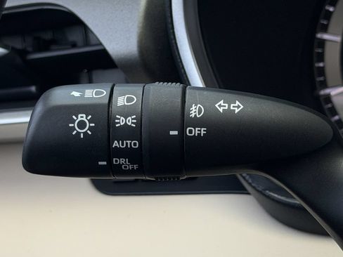 Used 2024 Toyota Highlander XLE FWD image 22