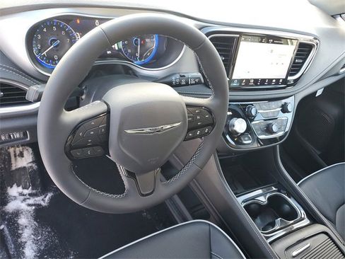New 2026 Chrysler Pacifica Limited w/ Uconnect Theater Family Group image 20