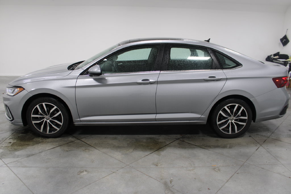 Used 2025 Volkswagen Jetta SE FWD image 6