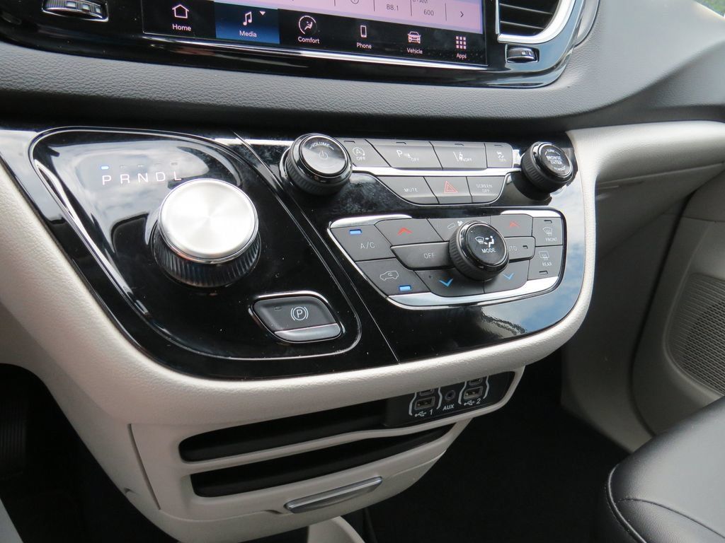 Used 2024 Chrysler Pacifica Touring-L FWD image 20
