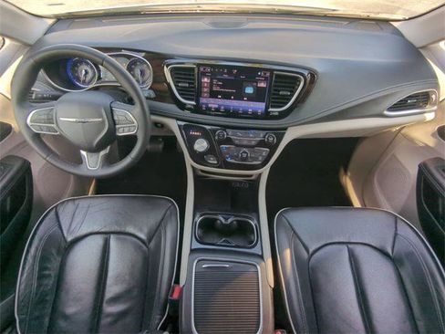 Certified 2024 Chrysler Pacifica Limited image 19