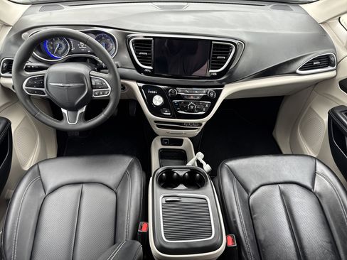 Used 2024 Chrysler Pacifica Touring-L image 13