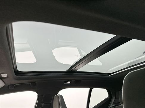 Certified 2025 Volvo XC40 B5 Plus image 21