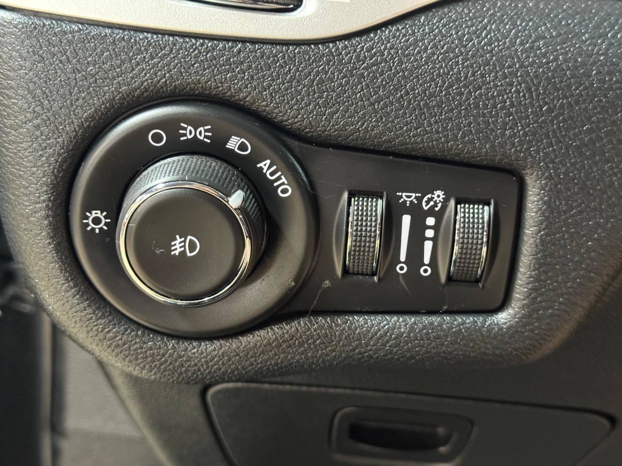 Used 2016 Jeep Cherokee Trailhawk w/ Leather Interior Group AWD/4WD image 18