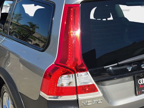 Used 2016 Volvo XC70 T5 Premier w/ Proximity Package image 37