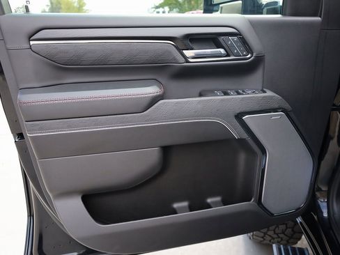 Used 2025 GMC Sierra 2500 AT4X image 11