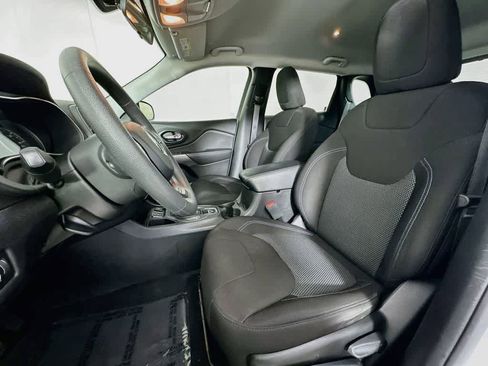 Used 2020 Jeep Cherokee Latitude FWD image 11