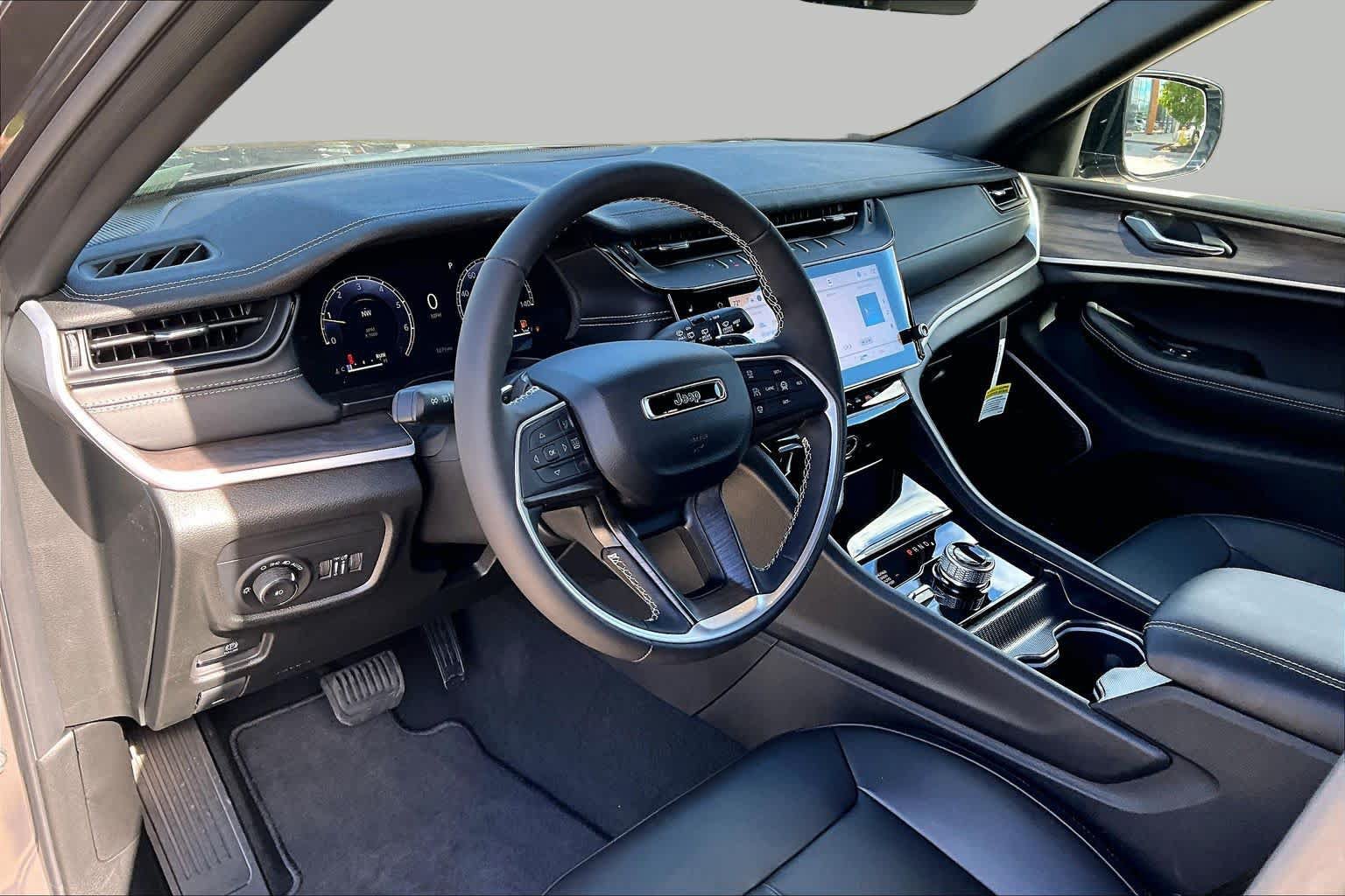 New 2026 Jeep Grand Cherokee L Limited w/ Limited Altitude Package AWD/4WD image 9