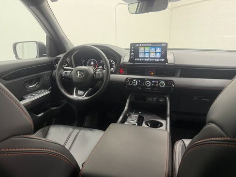 Used 2025 Honda Pilot TrailSport image 35