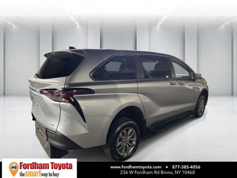 Used 2025 Toyota Sienna LE image 7