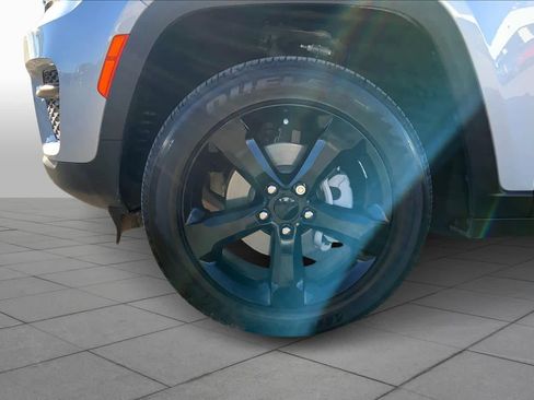 Used 2024 Jeep Grand Cherokee Altitude image 9