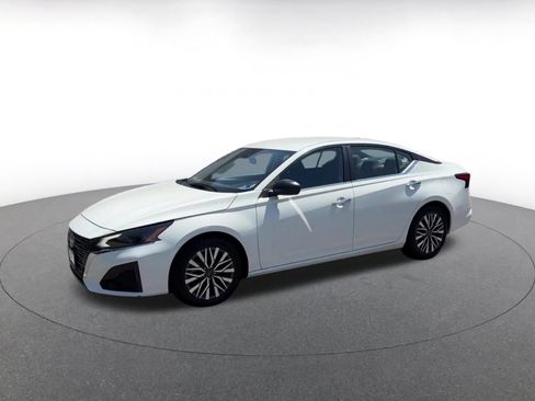 Used 2025 Nissan Altima 2.5 SV FWD image 8