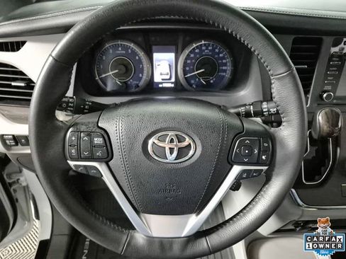 Used 2018 Toyota Sienna XLE Premium FWD image 11
