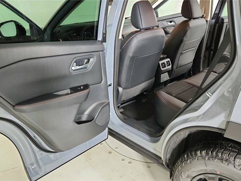 Used 2025 Nissan Rogue SV image 31