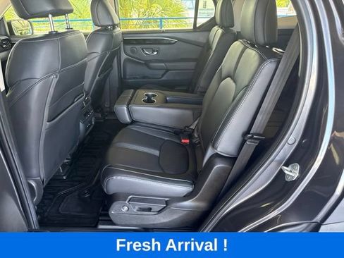 Used 2025 Honda Pilot EX-L image 3
