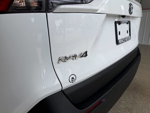 Used 2022 Toyota RAV4 LE image 7