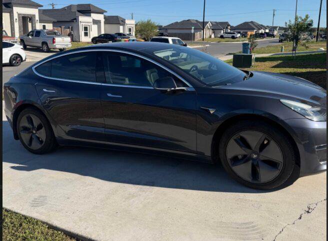 Used 2018 Tesla Model 3 Long Range RWD image 2