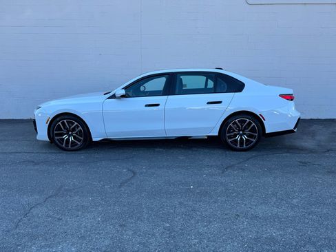 Used 2025 BMW 740i xDrive image 2