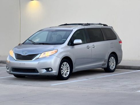 Used 2011 Toyota Sienna XLE w/ XLE Navigation Pkg FWD image 3