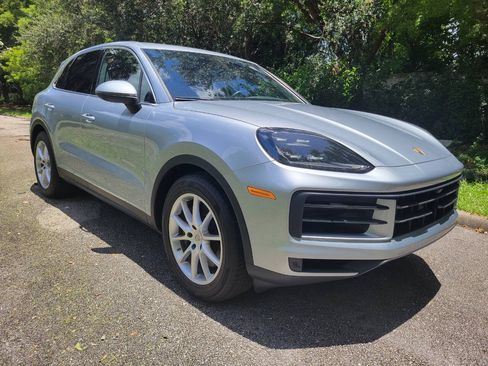 Used 2024 Porsche Cayenne AWD/4WD image 3
