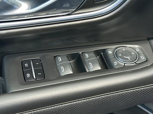 Used 2023 Chevrolet Tahoe Premier AWD/4WD image 12