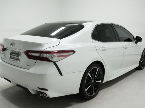 Used 2018 Toyota Camry XSE image 4