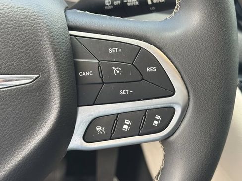 Used 2023 Chrysler Pacifica Touring-L FWD image 25