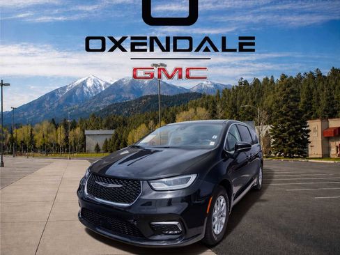 Used 2023 Chrysler Pacifica Touring-L FWD image 3
