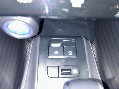 Used 2022 Toyota Venza XLE image 29