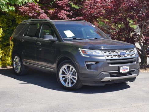 Used 2018 Ford Explorer XLT w/ Equipment Group 202A AWD/4WD image 31