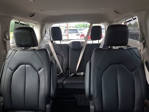 Used 2022 Chrysler Pacifica Touring-L AWD/4WD image 19