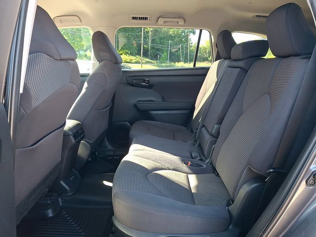 Used 2020 Toyota Highlander LE AWD/4WD image 16