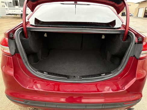 Used 2017 Ford Fusion SE w/ Fusion SE Technology Package image 25