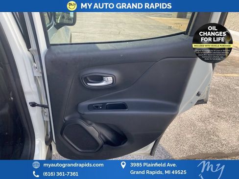 Used 2023 Jeep Renegade Latitude AWD/4WD image 23